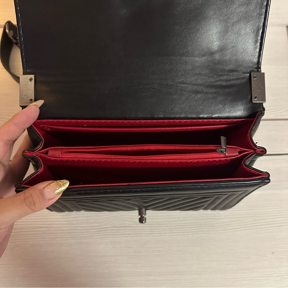 Boutique finds ✨ gorgeous black quilted purse - Picture 3 of 9